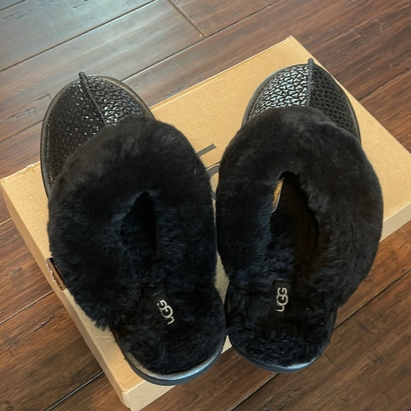 Ugg k cozy 11 gel hearts slipper BNIB Authentic size 6 but fits a size 7US - Picture 7 of 8
